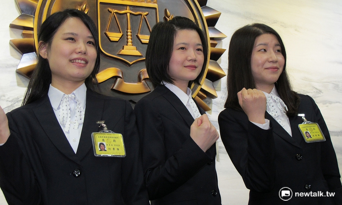 調查局調查班第53期結業學員成績前3名都是女生，分別為洪琪穎、呂姵華、何書雅（由右至左）。 圖：林朝億/攝