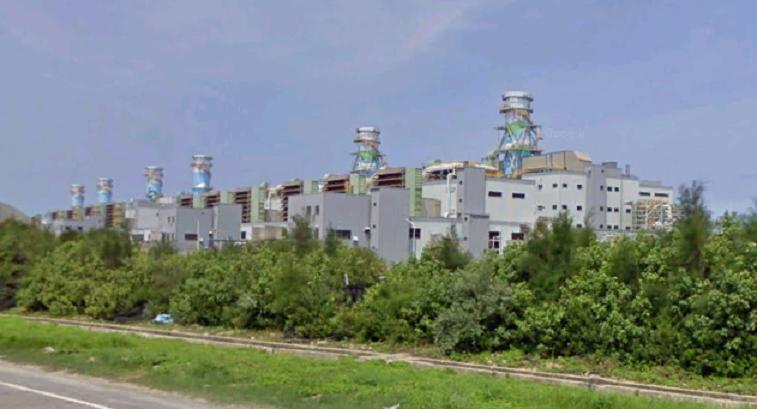 台電因應電力吃緊問題，預計在大潭電廠增設2台緊急發電機組，但遭環委要求須重做環評。 圖：翻攝自維基百科。