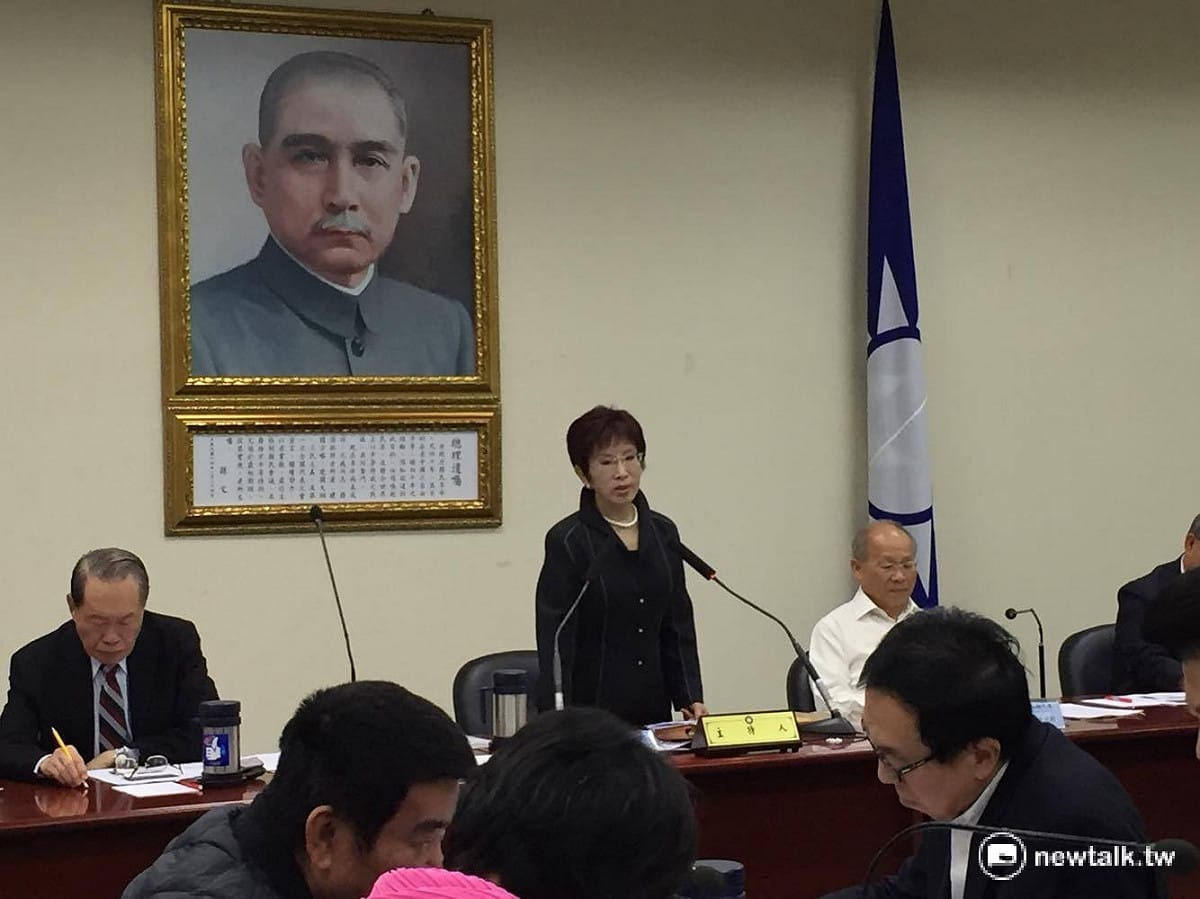 國民黨主席洪秀柱4日在中常會痛批政府推動一例一休後，導致物價上漲。 圖：鄭佑漢/攝