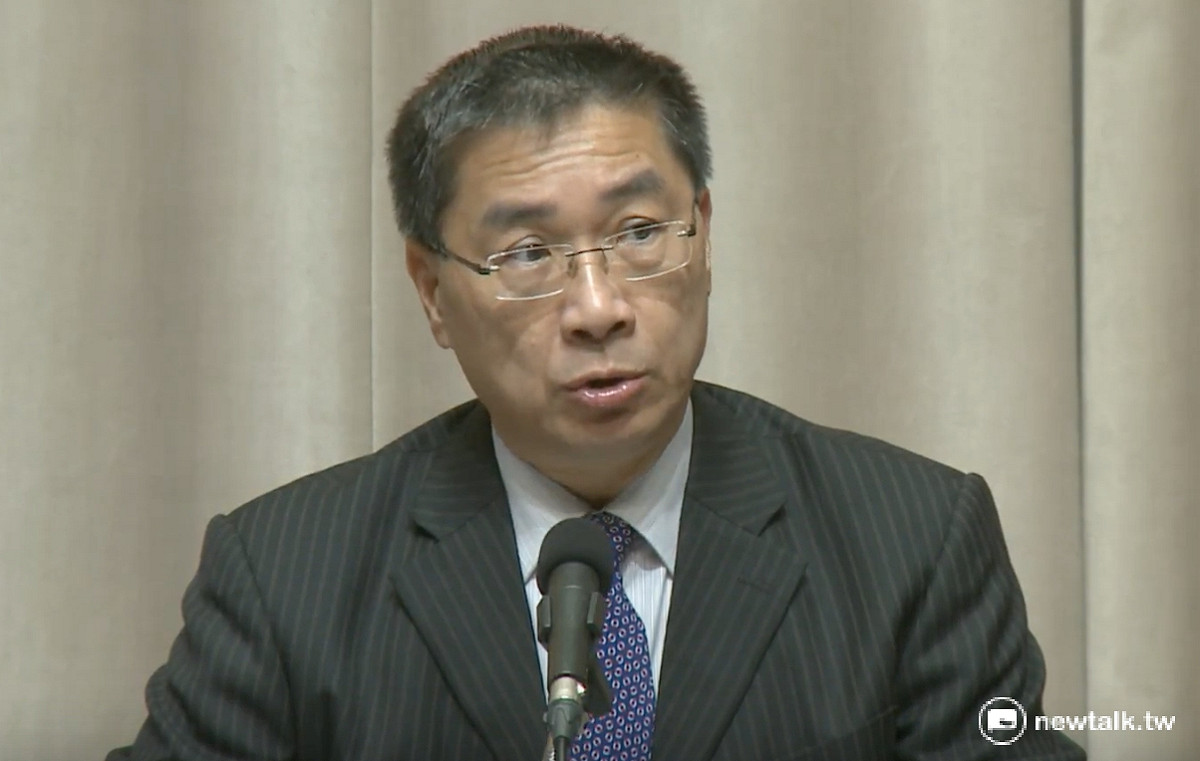 行政院發言人徐國勇表示，他借用「質能不滅定律」來形容社會與企業，強調一例一休會雖然會讓企業微幅受損，但勞工可望受益，「怎麼會大家都輸」。
 圖：柯昱安/攝