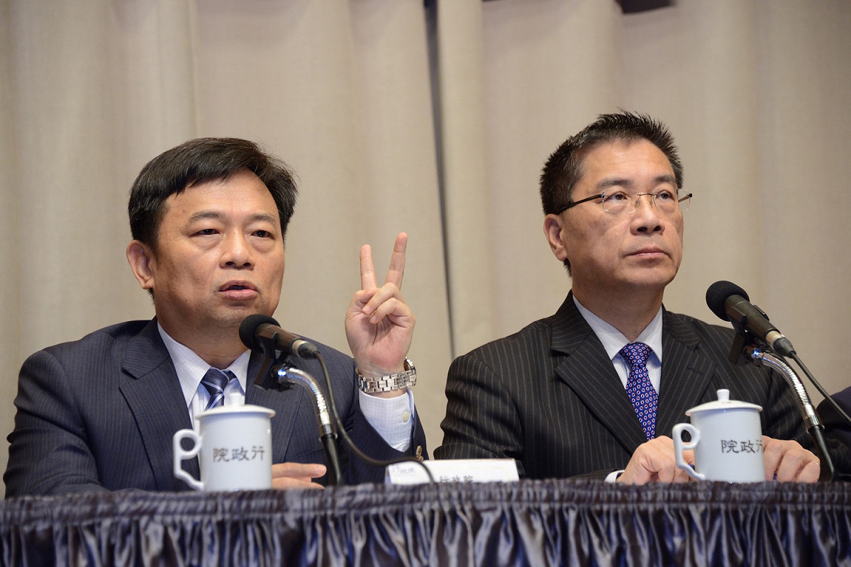 面對企業對勞動新制不滿，行政院副院長林錫耀（左）表示，勞基法修法過程中「有些變化」，其中，加班費大增，確實不在企業主的預期範圍內。 圖：行政院提供