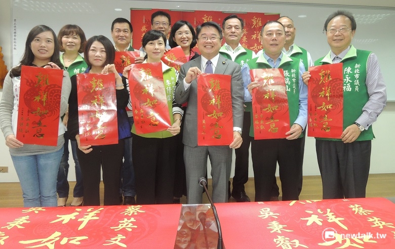 民進黨新北市立委吳秉叡（前排右3）4日聯合新北市蘇系的立委呂孫綾、蘇巧慧、張宏陸，在新北市議會副議長陳文治、民進黨新北市議會黨團總召張瑞山等人的陪同下，召開聯名春聯記者會。 圖：記者陳冠廷/攝