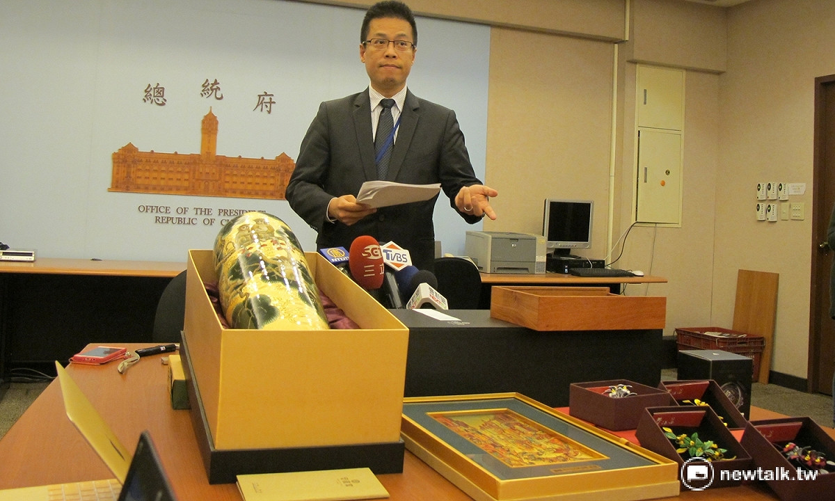 總統府發言人黃重諺5日公佈總統蔡英文出訪所攜帶的禮物。 圖：林朝億/攝