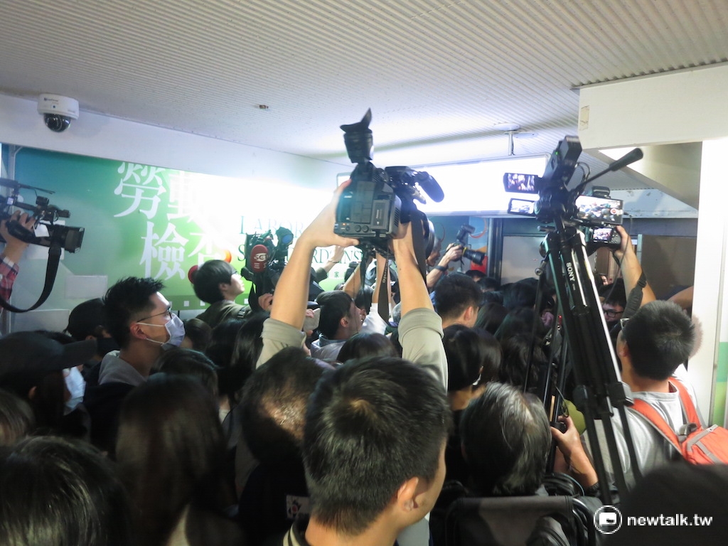 復航工會一度欲衝入勞動局會議室，並與口警衛爆發激烈推擠。 圖：呂佳峻/攝