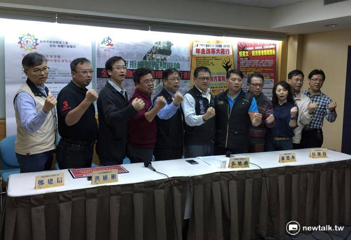 全教總6日上午召開記者會，批評年改辦拒絕公開辯論，且回應沒有誠意，決定發起全國性「爭議行動」，要求全國各地教師請假，加入各地教師產業工會所發起的抗議活動，向地方政府首長發聲。
 圖：柯昱安/攝