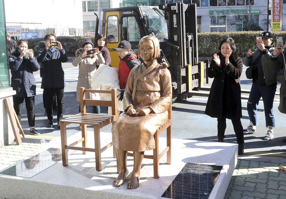 韓國民間團體去年12月於釜山日本領事館前，放置象徵受害慰安婦的「和平少女像」。為此，日本召回駐韓大使表達抗議。  圖：達志影像/美聯社資料照片。