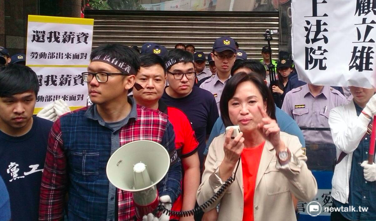因黨產爭議導致黨工領不到薪資，國民黨黨工6日下午前往勞動部前抗議。 圖：鄭佑漢/攝