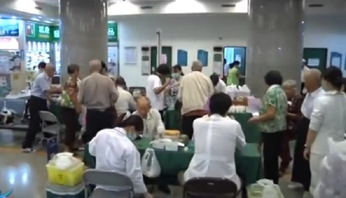 台北市衛生局今 (13) 日宣布，今 (107) 年老人健檢服務將從3月2日開跑，並從2月22日開放網路預約。本次31家特約醫院服務名額增至4萬6000名，並提供兩種方案讓長者可擇一受檢。(資料照片) 圖：翻攝網路