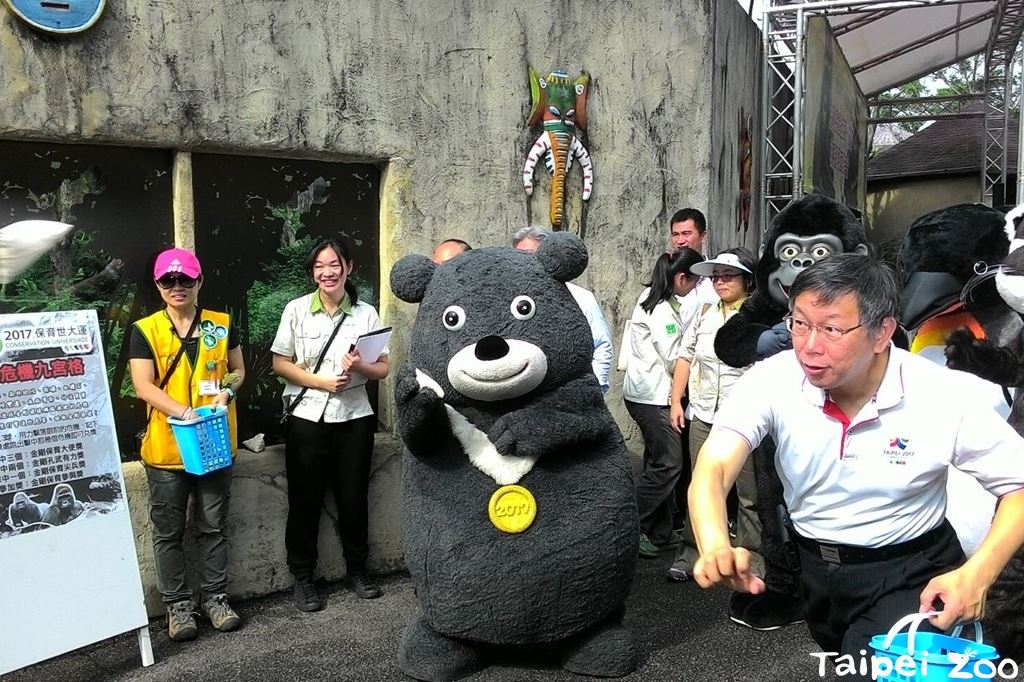 柯文哲參加北市立動物園「金剛猩猩迪亞哥寶寶相見歡見面會」，除了與動物公仔同樂外，對北農可能怠工一事表示，政治上不需講狠話，對他講也沒有用，作為主管機關會有應變計畫，但「劇本不需要拿出來講」。 圖：翻攝台北市立動物園網站