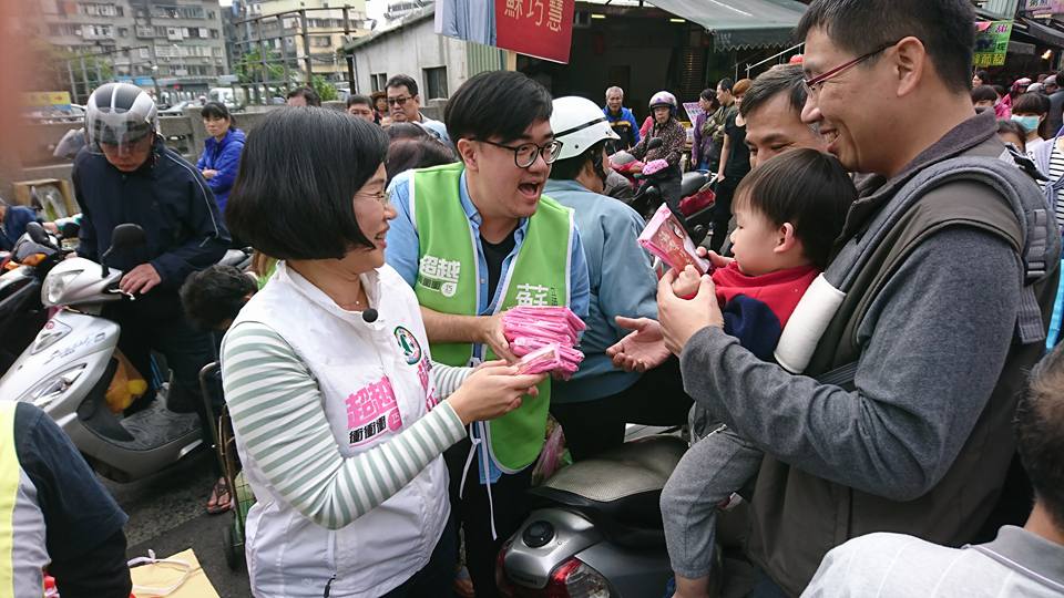 民進黨新北市立委蘇巧慧8日至樹林區的大同山、博愛市場掃街拜年，並發送粉色拜年的小物－抹布，及印有「福慧巧年」的賀年卡。 圖：蘇巧慧辦公室提供