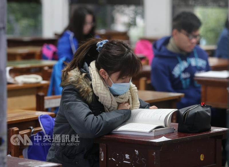 大學入學考試中心13日表示，有考生在學測國文作文以英文作答，除閱卷委員以零分計算外，還必須倒扣該科1級分。 圖：中央社