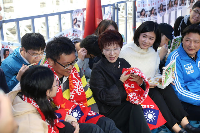 國民黨主席洪秀柱9日前往黨產會慰問靜坐抗議的黨工。 圖：國民黨文傳會提供