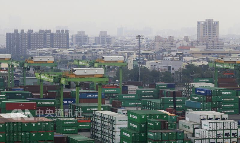 財政部9日公布去年12月出口257億美元，較前年同月年增14%，連續3個月正成長，創2013年2月以來的最大增幅。 圖：中央社資料照片