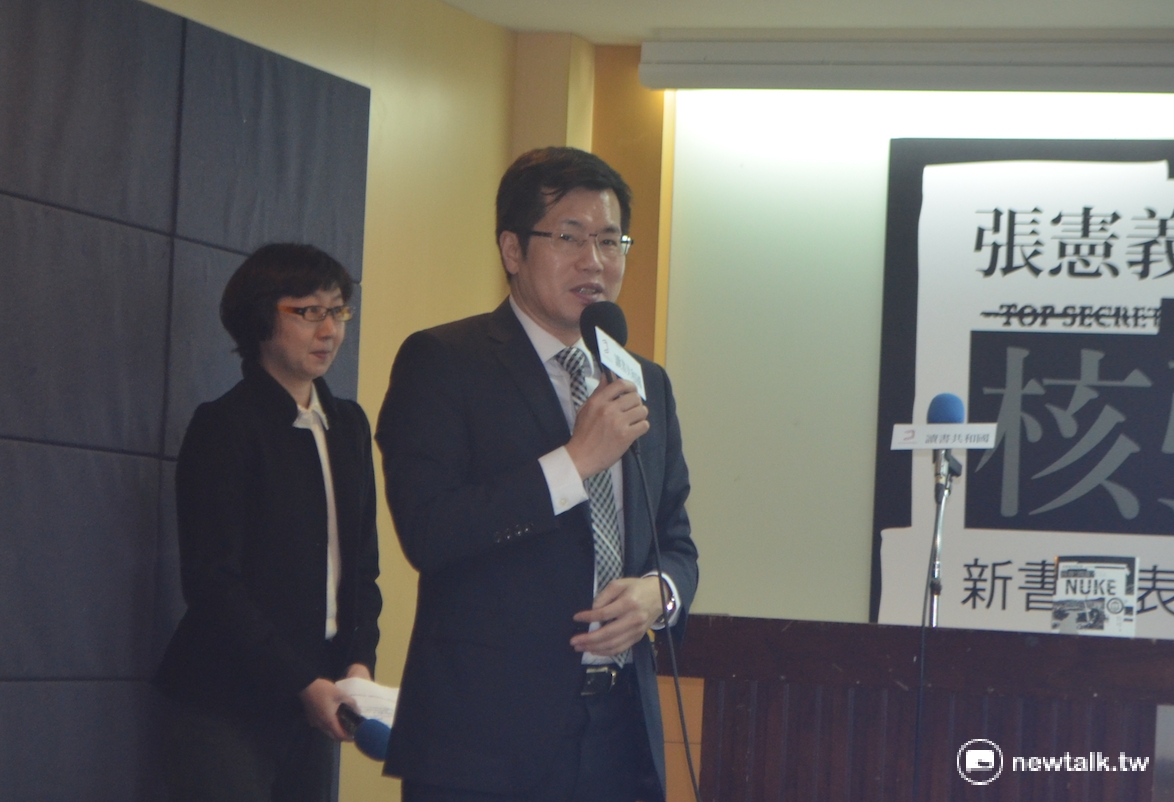 民進黨立委羅致政9日出席張憲義口述歷史新書發表會時表示，不能用國家認同不同這個理由，來合理化這種將機密資料曝光的行為，用這個角度來看，「他的確背叛這塊土地與人民」。 圖：柯昱安/攝