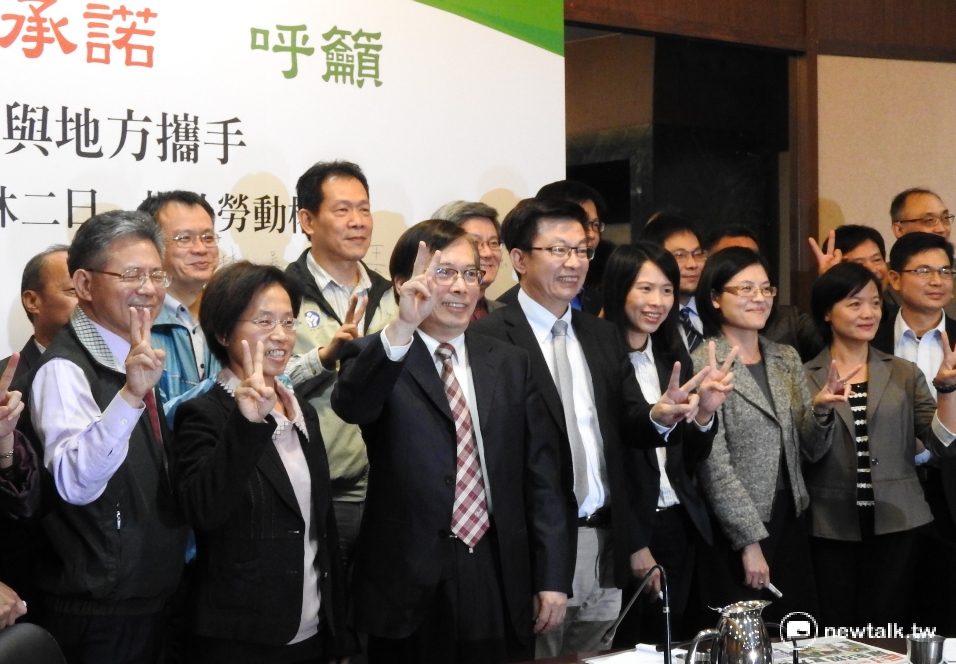 勞動部長郭芳煜（中）強調，將給予企業充分的調適時間來適應勞動新制，等到企業適應後，勞動部就會務實的執法，預計今年第3季起，就會依法實施勞動檢查。 圖：柯昱安/攝