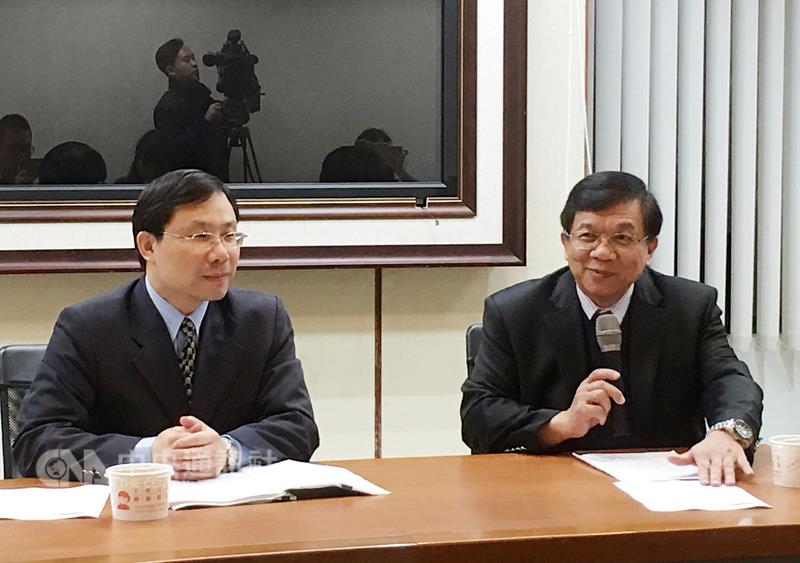 立法院11日三讀通過《電業法》修正案，經濟部晚間舉行說明記者會，由經濟部長李世光（右）親自主持。 圖：中央社