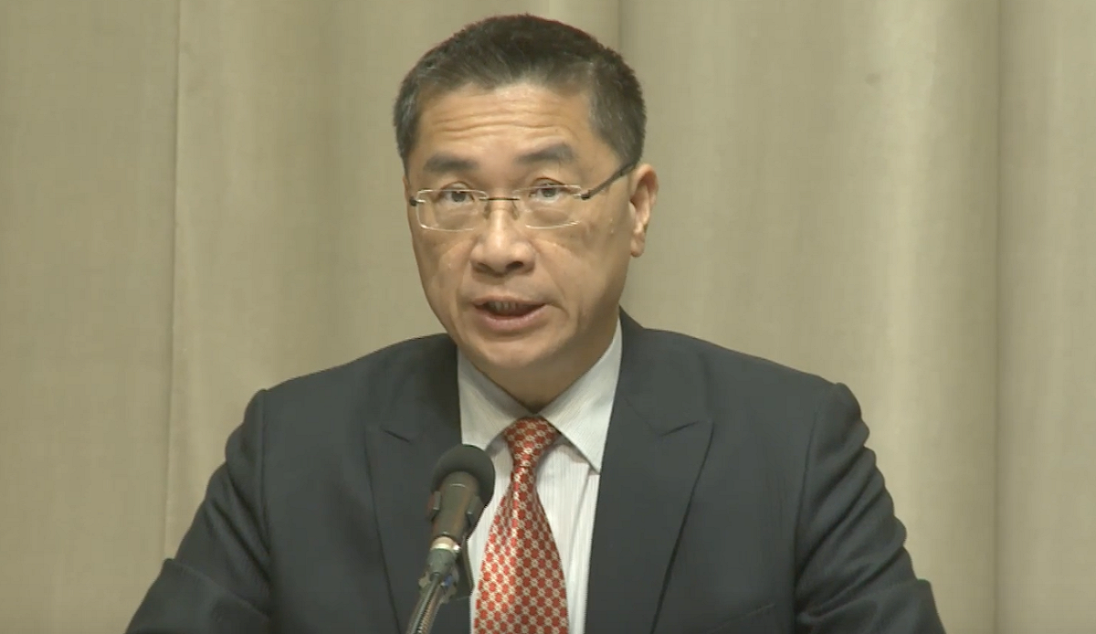 行政院發言人徐國勇12日轉述，林全在院會中表示，《勞基法》修正通過後，「外界部分炒作與事實有落差」，因此，應檢討相關部會是否做了不恰當的回應。 圖：翻攝行政院直播畫面