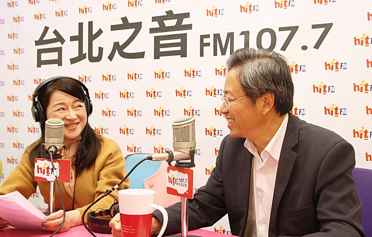 前行政院長張善政（右）接受周玉蔻專訪，慶幸自己擔任院長時，沒有惹到婚姻平權問題。 圖：台北之音提供