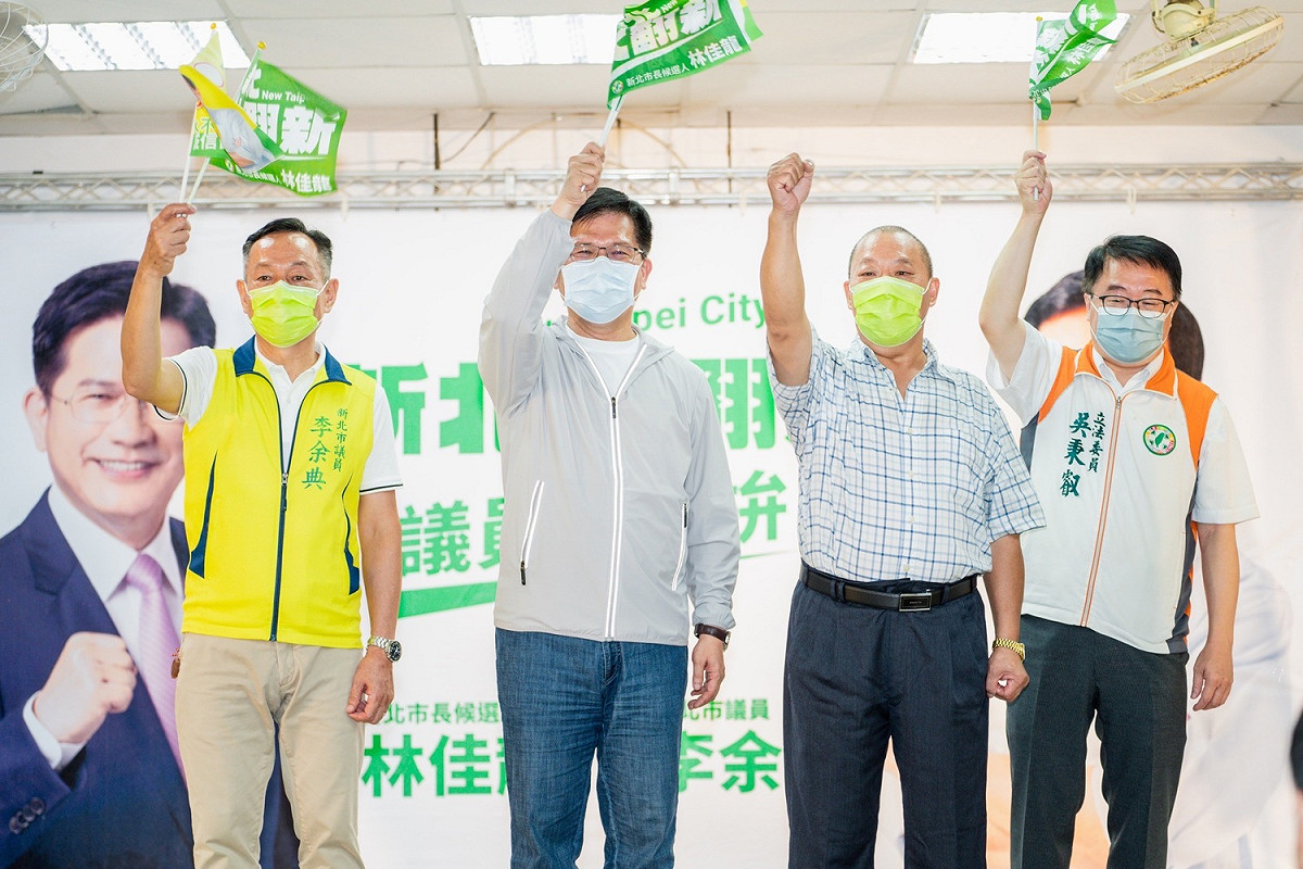 林佳龍29日晚間出席新北市議員李余典主辦的三重「新北大翻新，議員逗陣拚」座談會。 圖：林佳龍競辦提供