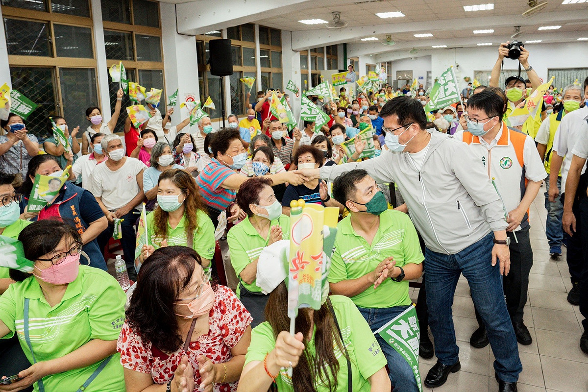 林佳龍29日晚間出席新北市議員李余典主辦的三重「新北大翻新，議員逗陣拚」座談會，在滿場鄉親飄揚的旗海和「凍蒜」聲中步入會場。 圖：林佳龍競辦提供
