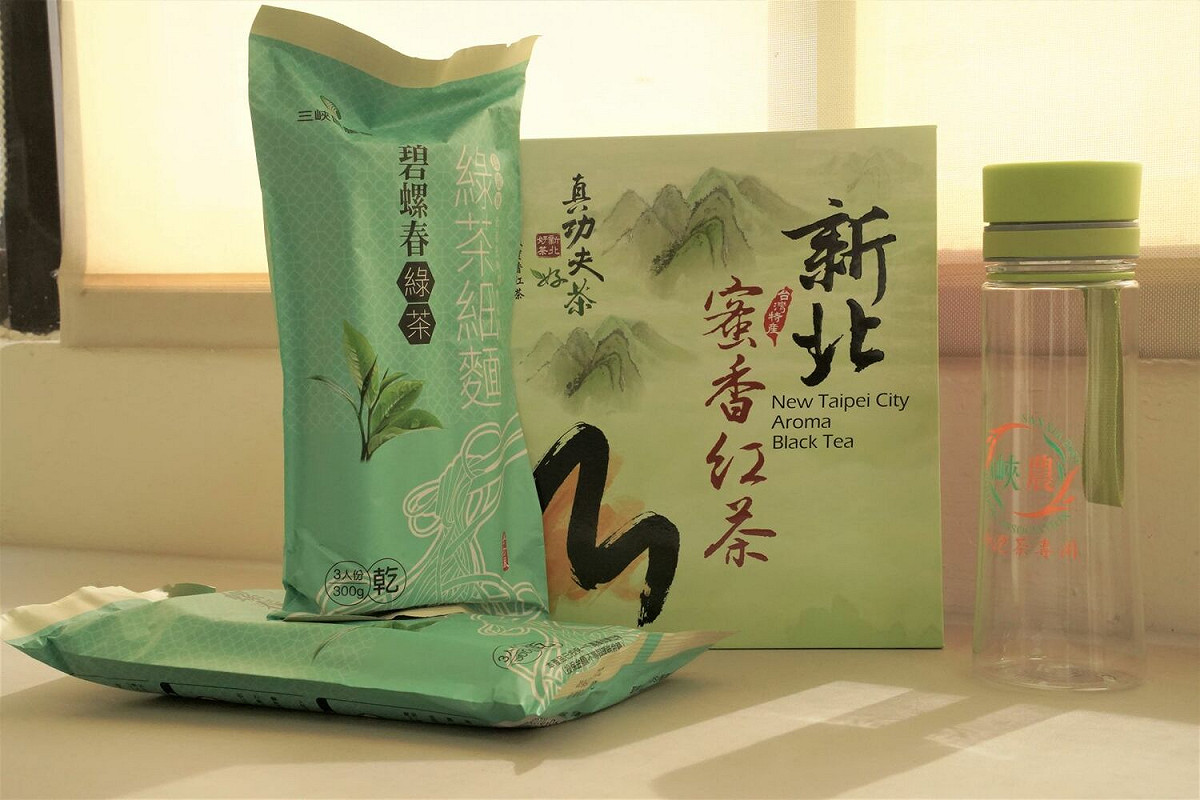三峽區農會推出購買蜜香紅茶比賽茶1盒，就送冷泡杯1個或綠茶細麵2包，即日起至111年9月10日止。 圖：新北市農業局提供