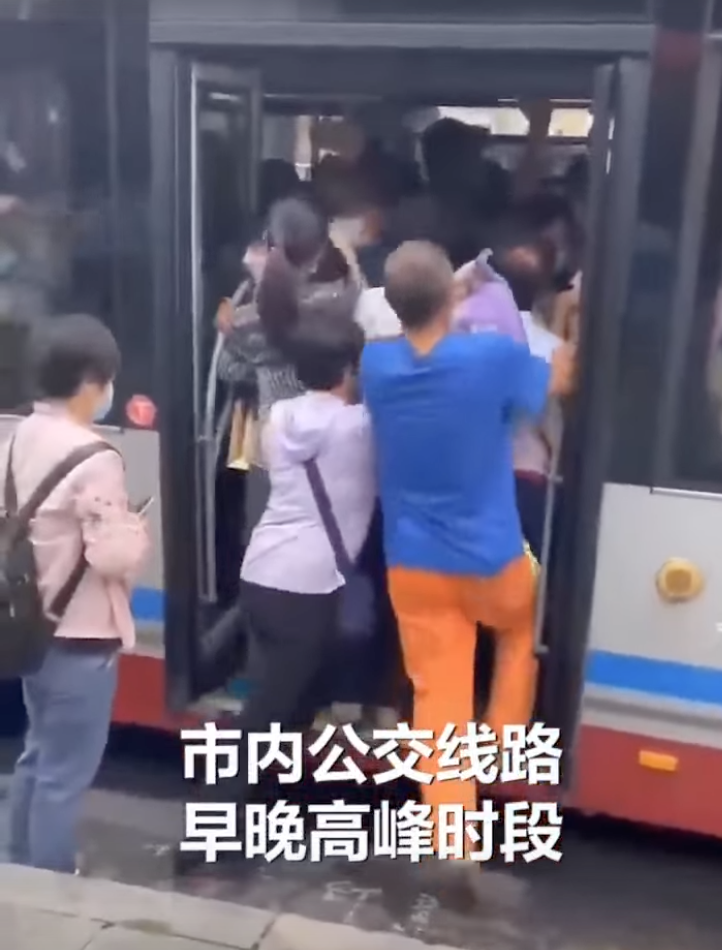 中國大連當局宣布大眾運輸減班，搭乘需配戴 N95 口罩，引起民怨。 圖：翻攝自YT
