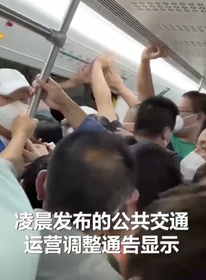 中國大連當局宣布大眾運輸減班，導致月台、車廂人滿為患。 圖：翻攝自YT