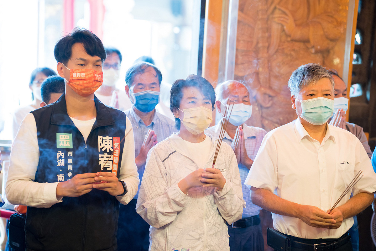 無黨籍台北市長參選人黃珊珊今赴內湖碧山巖開漳聖王廟參拜。 圖：黃珊珊競選團隊 / 提供