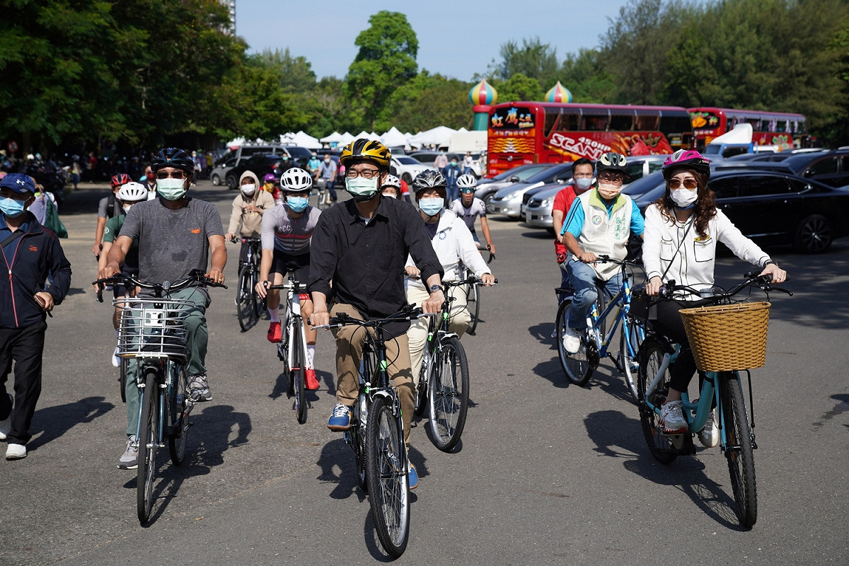 陳其邁(中)騎自行車宣導綠色交通。 圖：高雄市環保局提供