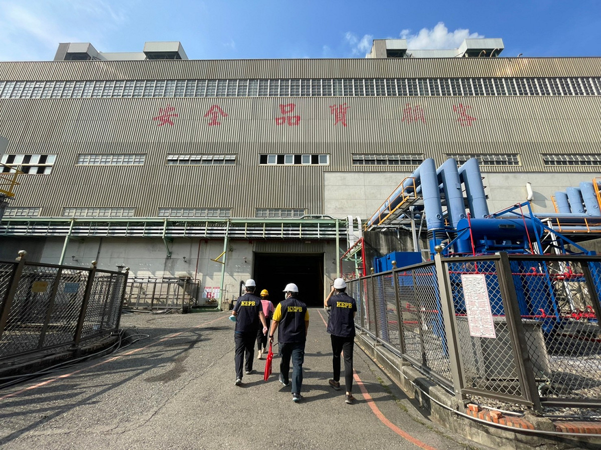 環保局進廠稽查業者減煤進度。 圖：高雄市環保局提供