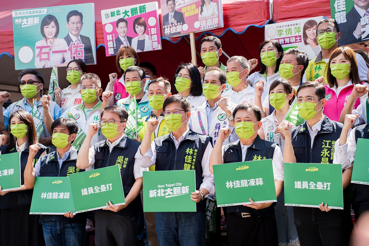 身兼林佳龍競總主委的民進黨秘書長林錫耀（前排右2）今陪同林佳龍（前排中）完成參選新北市長登記。 圖：林佳龍競辦/提供