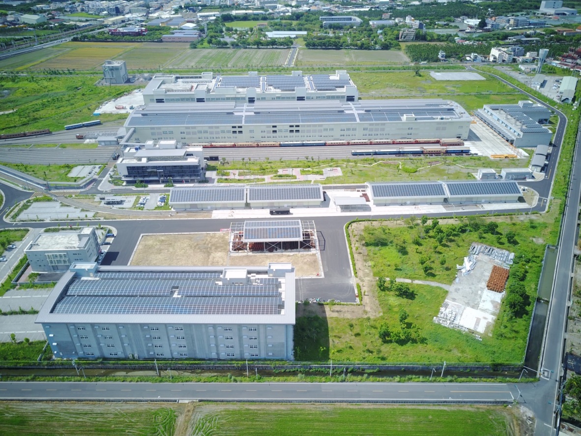 台鐵局在潮州機廠7座建物屋頂設置太陽光電設備，每年減碳量相當於7.3座大安森林公園。 圖：交通部台灣鐵路管理局／提供