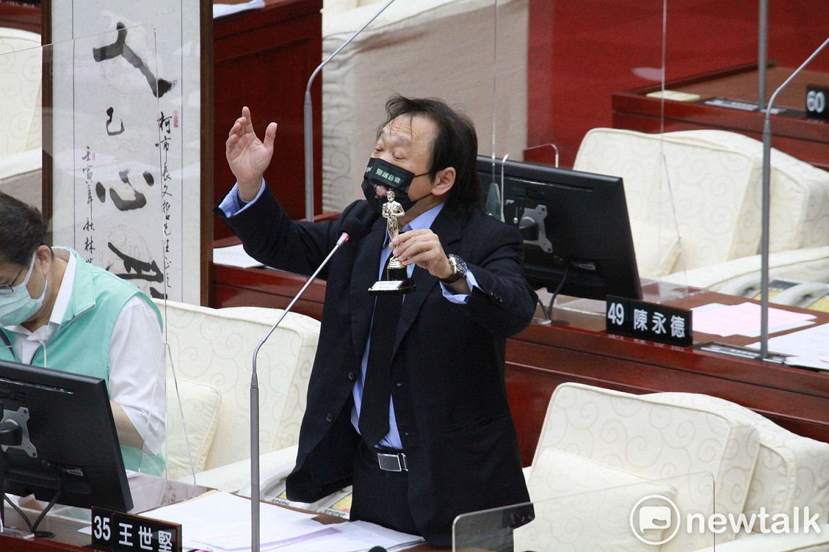 台北市議員王世堅在市長柯文哲任內最後一次市政總質詢贈送小金人酸柯「最差市長獎」。 圖：周煊惠 / 攝