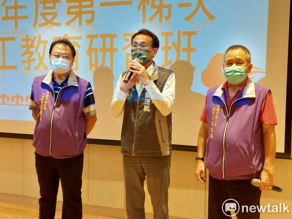 鄭運鵬（中）呼籲張善政應針對研究報告內容爭議，以最嚴格的標準檢視，並對外說明清楚。 圖：林昀真/攝