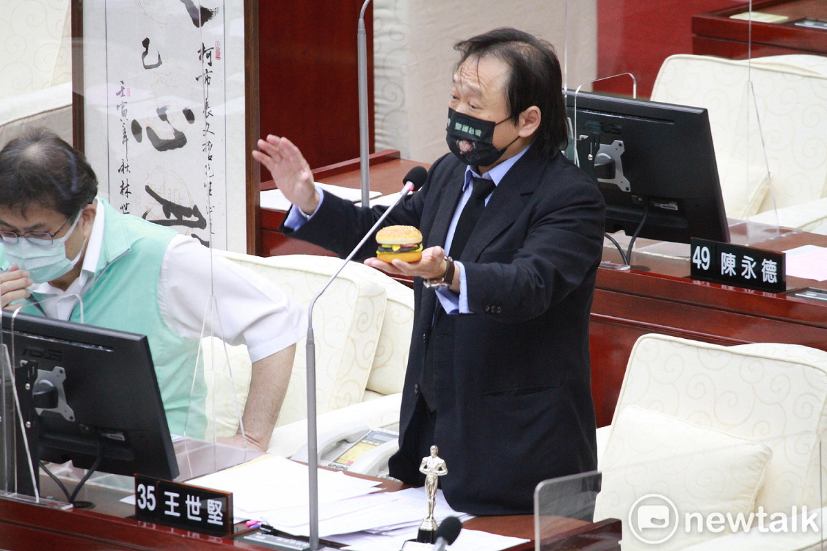 王世堅另外多送了一顆「漢堡」要柯文哲深省。 圖：周煊惠 / 攝