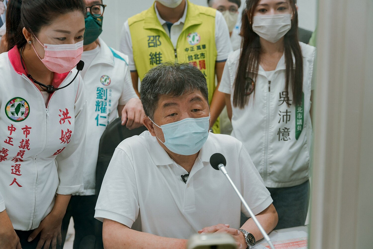 民進黨台北市長陳時中30日一早前往魚市拍賣及果菜批發市場拜票 圖：陳時中競選總部提供