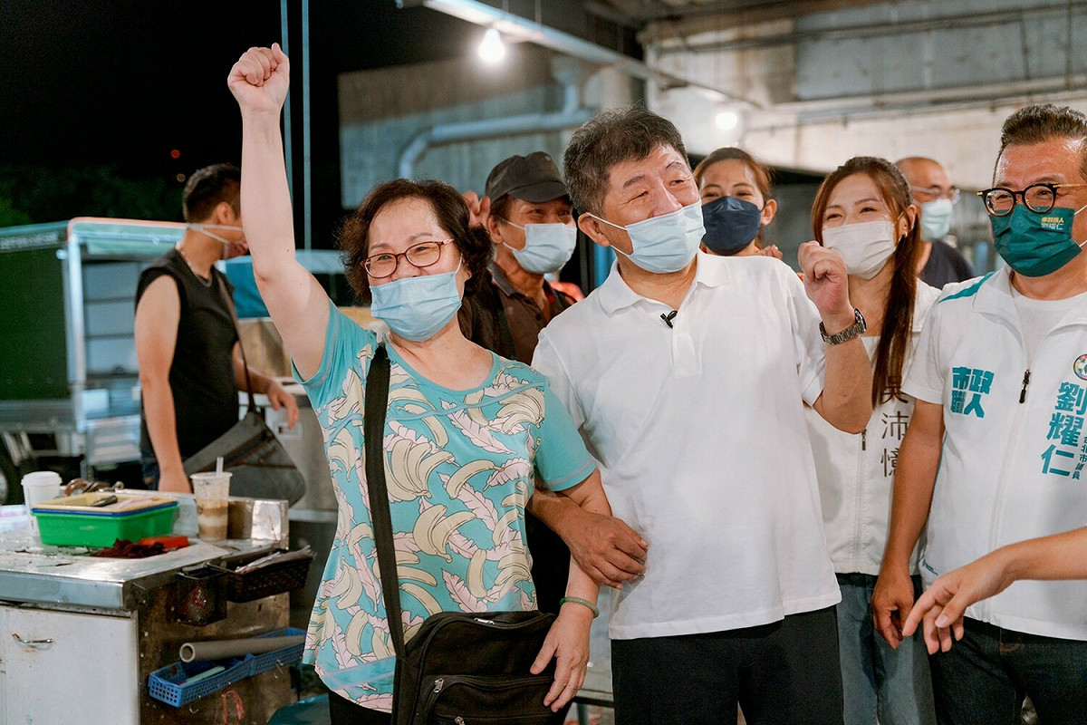 民進黨台北市長參選人陳時中今（30）日一早前往魚市拍賣及果菜批發市場拜票。 圖：陳時中競總提供