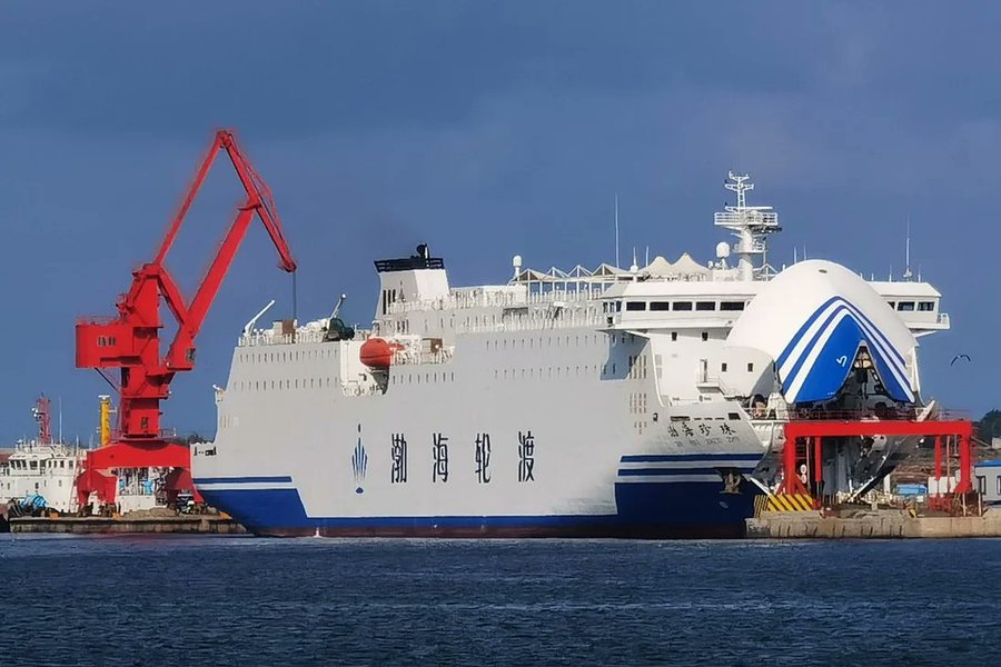 中國「渤海輪渡」集團旗下7艘大型「客滾輪船」，離開原本運行的黃海海域向南行駛，推測可能是要參加解放軍在台灣海峽進行的軍事演習行動。 圖：翻攝Thomas Shugart推特