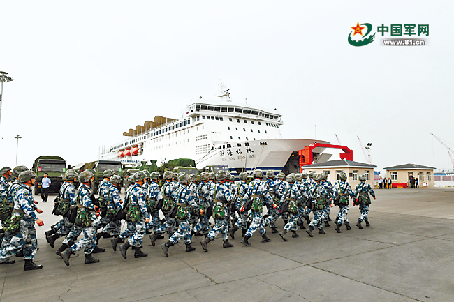 「渤海輪渡」集團配合輪渡裝載、機動、卸載等軍事演訓。 圖：翻攝中國軍網