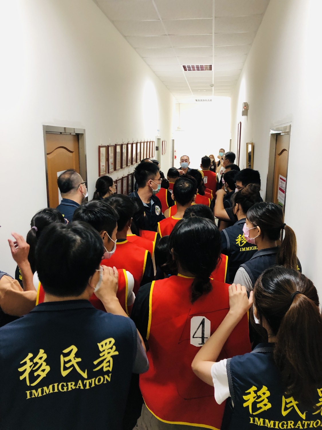 共計查獲22名非法外籍人士。 圖：移民署提供