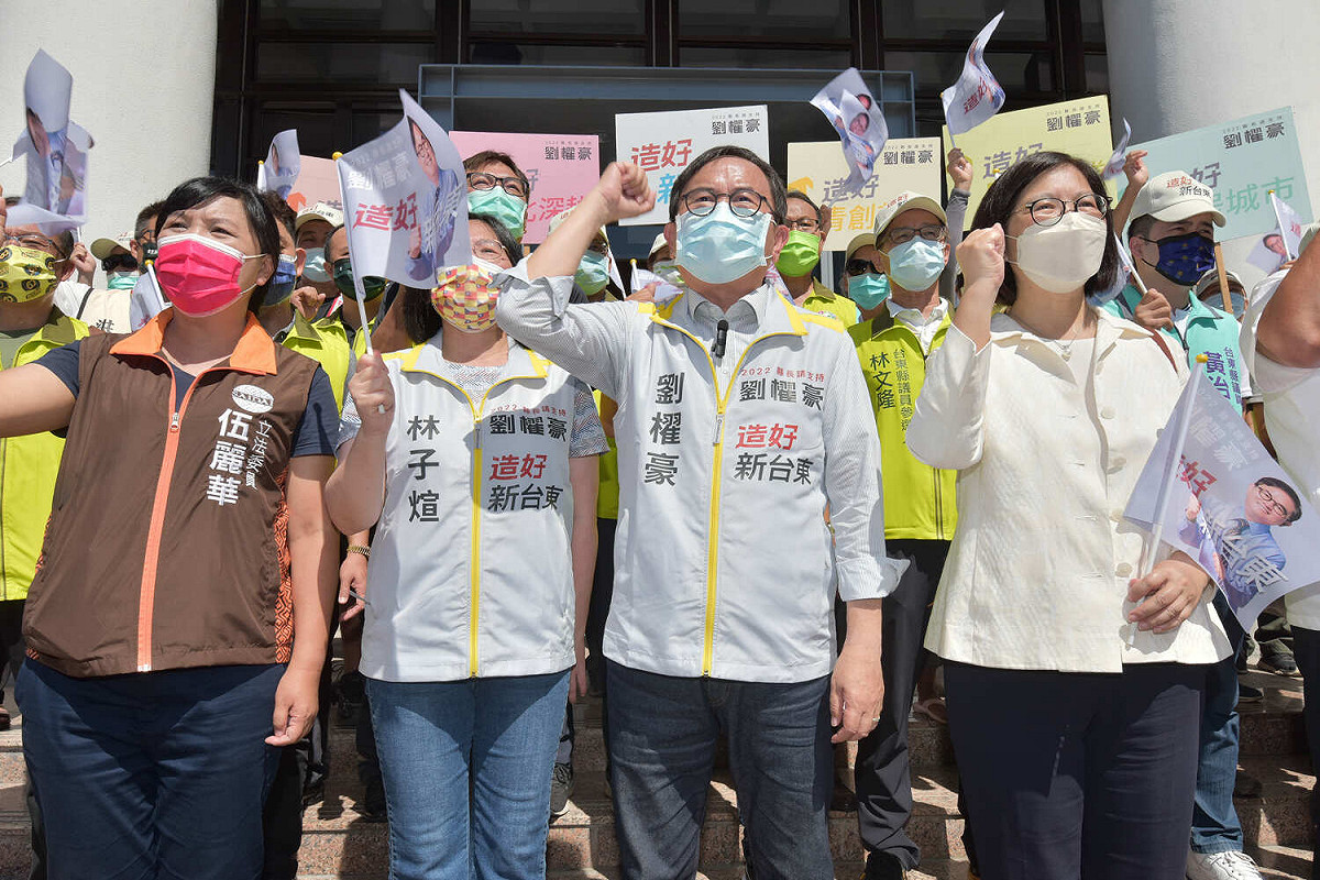 民進黨台東縣長參選人劉櫂豪（前中）30日完成參選登記，支持者高喊「造好新台東」、「劉櫂豪凍蒜」。 圖：劉櫂豪團隊提供