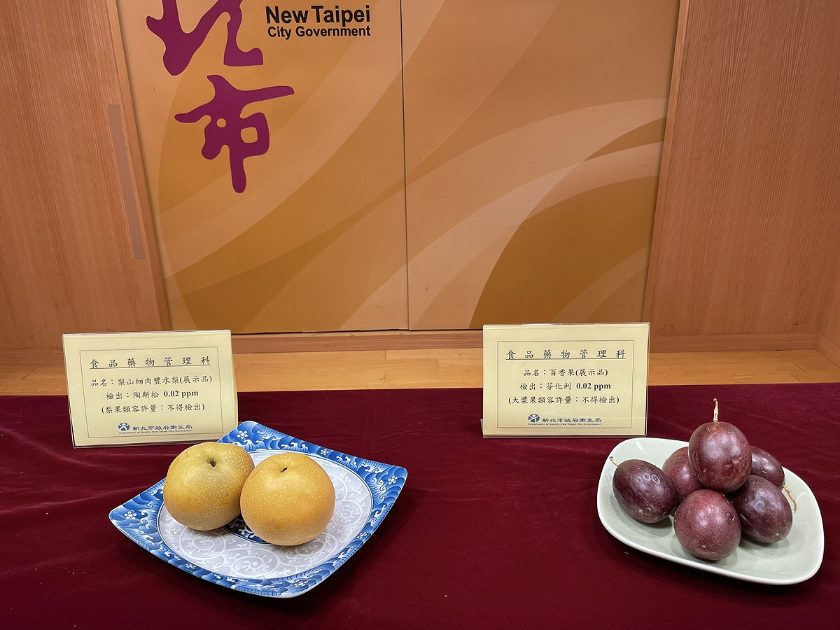 民眾在選購蔬果時，可選擇有政府輔導之標章產品，並應於食用前認真清洗水果。 圖：新北市衛生局提供