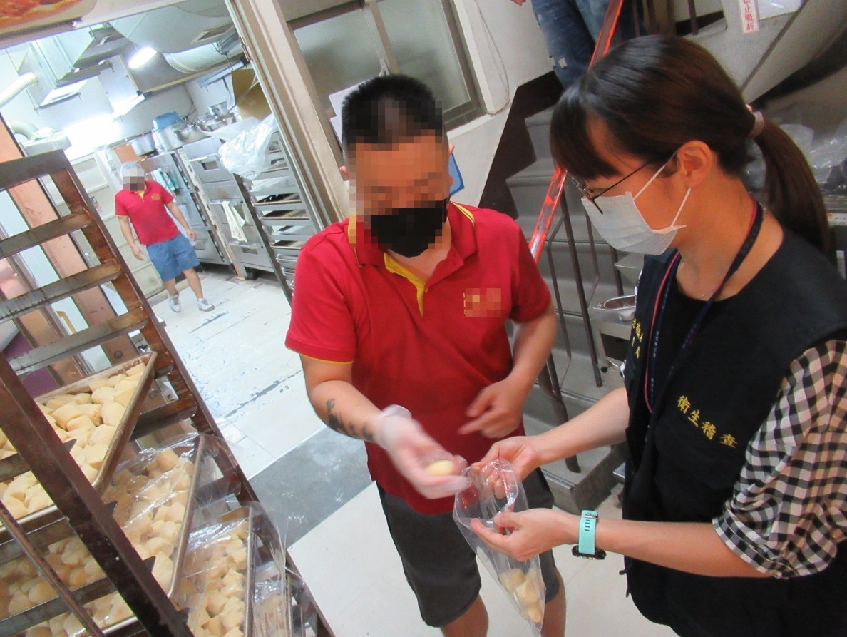中秋抽驗應景月餅餡料。 圖：新北市衛生局提供