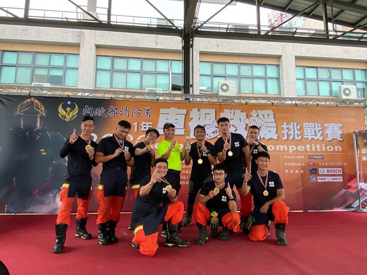 此次競賽隊伍有來自全國各縣市的好手，包括基隆市、台北市、桃園市、台中市、南投縣、台南市、雲林縣、嘉義市、台東縣及新北市等10支消防機關隊伍，消防局競賽隊伍勇奪第一。 圖：新北市消防局提供