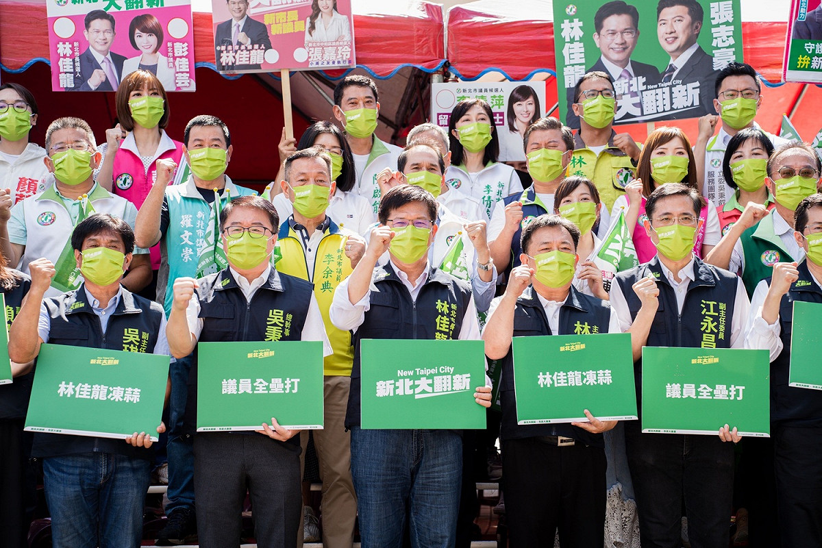 新北市長參選人林佳龍今(30)日在新北市選委會完成登記，現場37位議員參選人齊聚，民進黨秘書長林錫耀、新北市黨部主委何博文以及12位黨籍立委到場表達支持。 圖：林佳龍競選辦公室提供