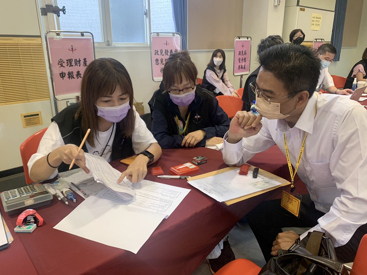 民進黨新北市中和區議員參選人張嘉玲團隊今(30)協同新北市長參選人林佳龍與另外36名同黨議員參選人，前往新北市選舉委員會正式登記參選。 圖：張嘉玲辦公室提供