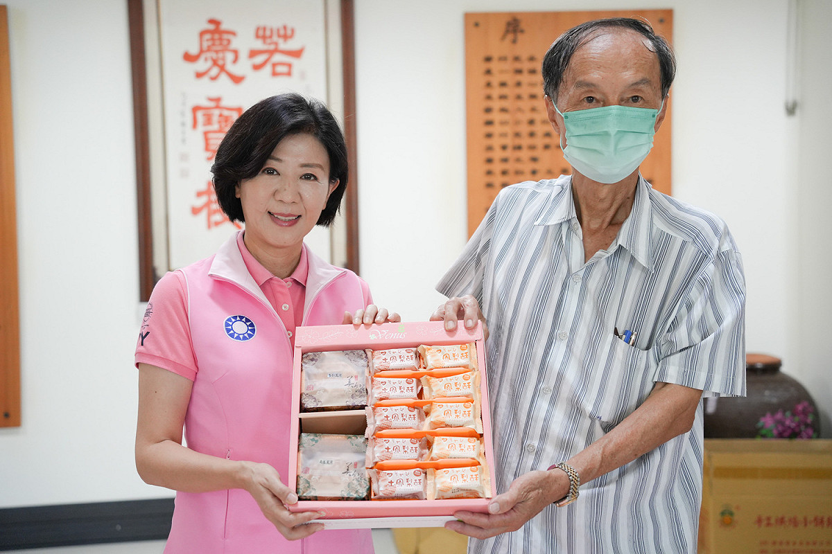 國民黨嘉義縣長候選人王育敏認購30盒若竹兒中秋節禮盒。 圖：王育敏競選團隊/提供