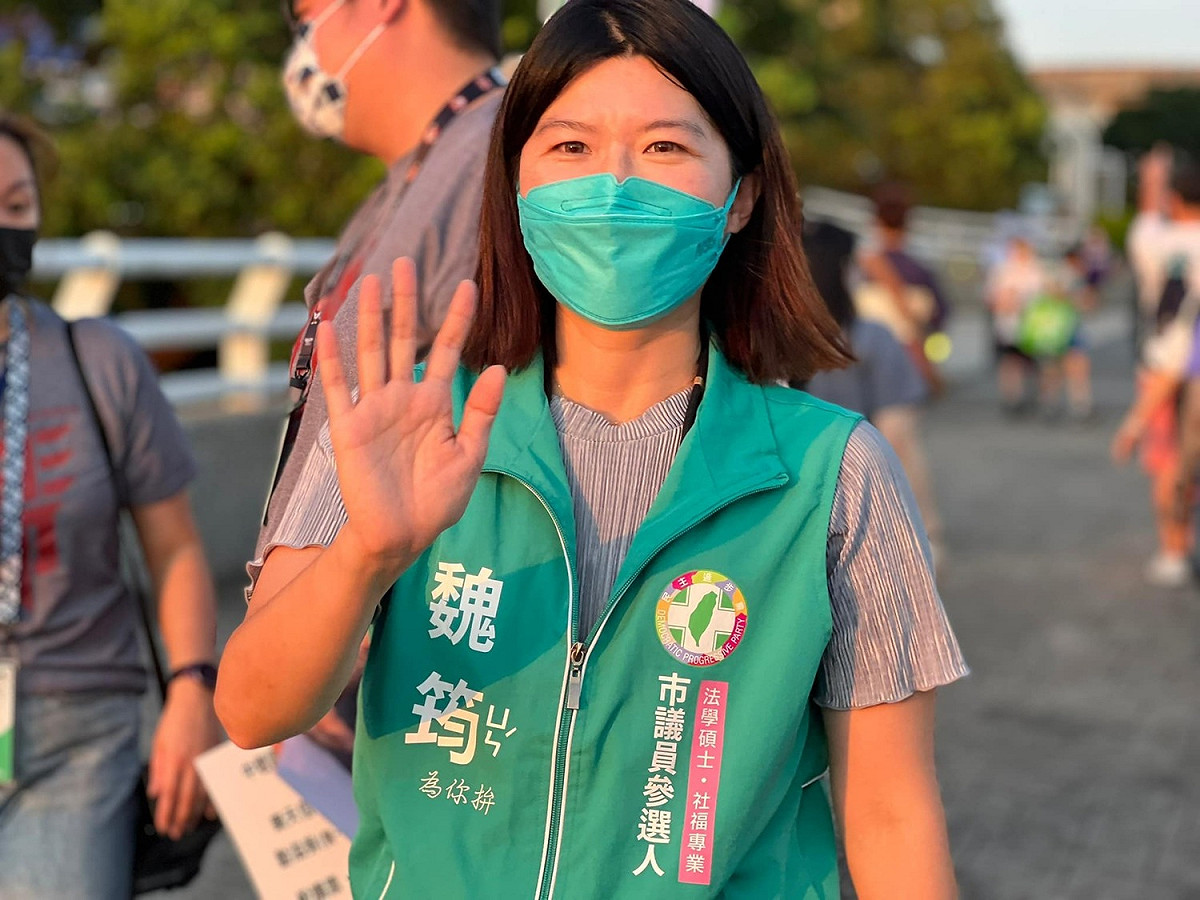 桃園市議員參選人魏筠直言，張善政向農委會拿標案，然後抄農委會的文章寫報告，最後跟農委會領錢，「擺明A錢」。 圖：翻攝自魏筠臉書