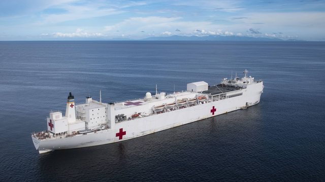 索羅門總理發言人先前否認暫停美國海軍船隻來訪，還稱歡迎其醫療船「仁慈號」，美國大使館打臉指出，「仁慈號」是在暫停令之前抵達的。 圖：翻攝自PTT