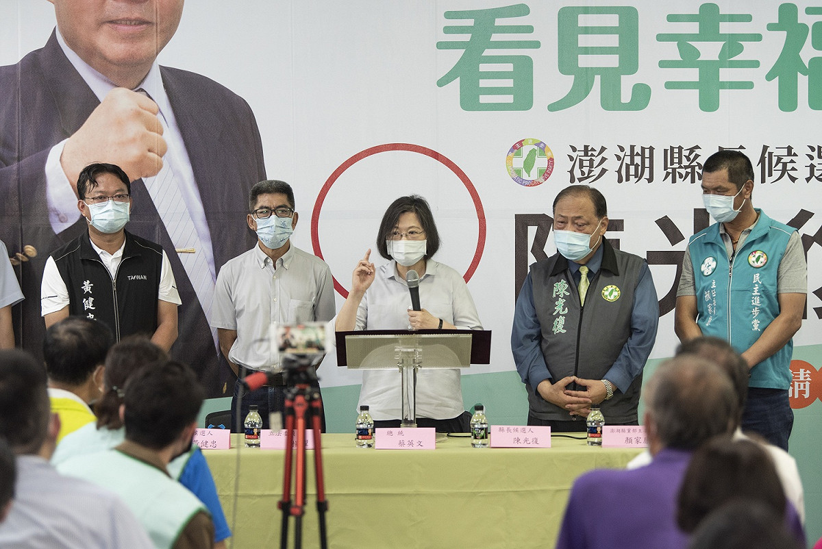總統兼民進黨主席蔡英文，推介縣長參選人陳光復。 圖：民進黨提供